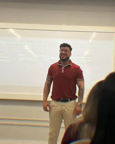 Alisson falando para profissionais da beleza